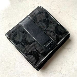 COACH Wallet - Super versatile and easy to match with any wardrobe!